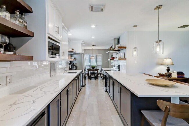 Building Photo - 9738 Derrik Dr