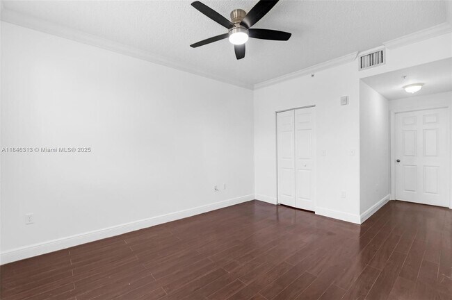 Building Photo - 533 NE 3rd Ave
