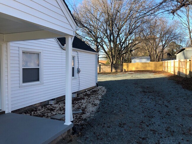 Building Photo - Four bedroom, 2 bath house in Burlington