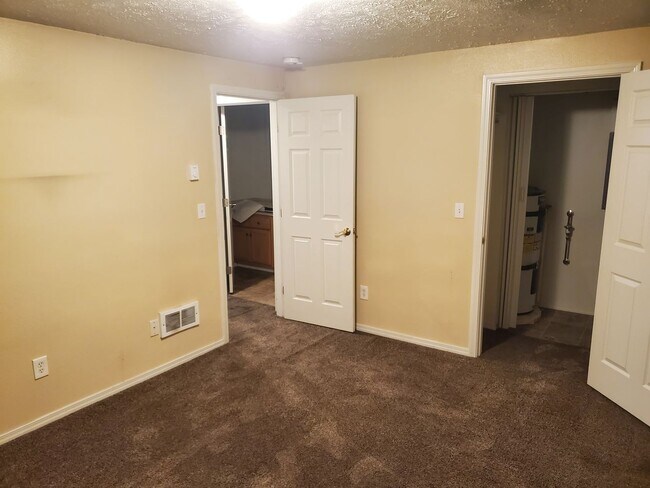 Building Photo - Spacious Centrally located 4 bed/2 bath ap...