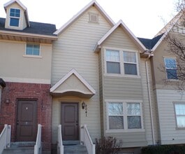 Building Photo - 2041 W Crescent Row