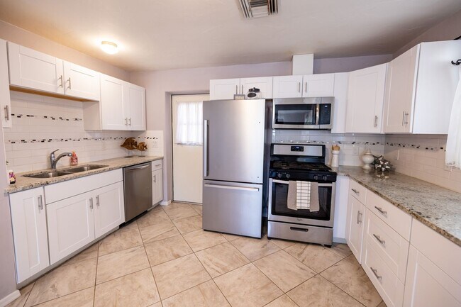 Building Photo - Don't miss your chance on this Marana gem!...