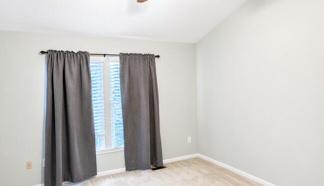 Building Photo - Charming Three-Bedroom Townhome in a Prime Ashburn Location