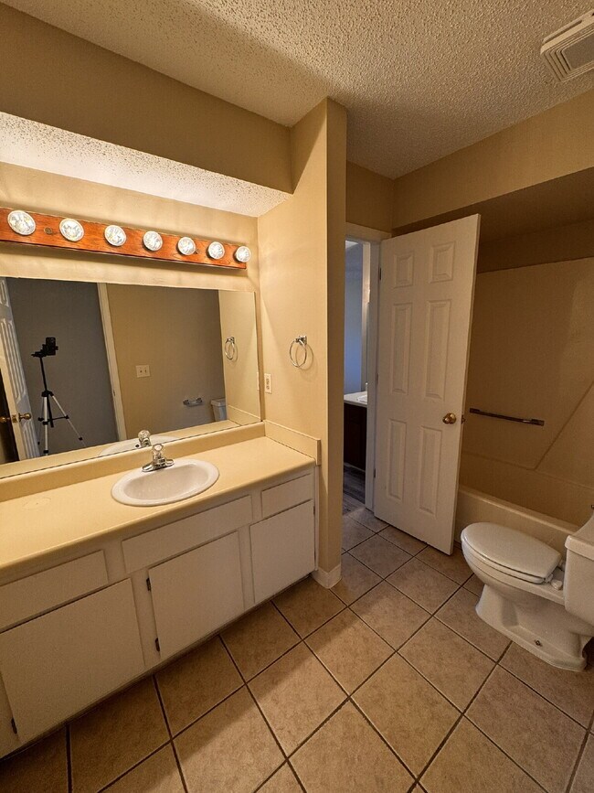 Building Photo - 1820 S 13th Pl