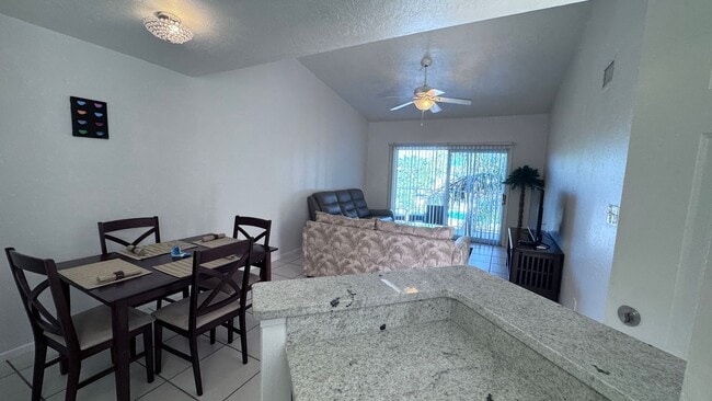 Building Photo - Fully Furnished 1BR/1BA Condo Just 3 Block...