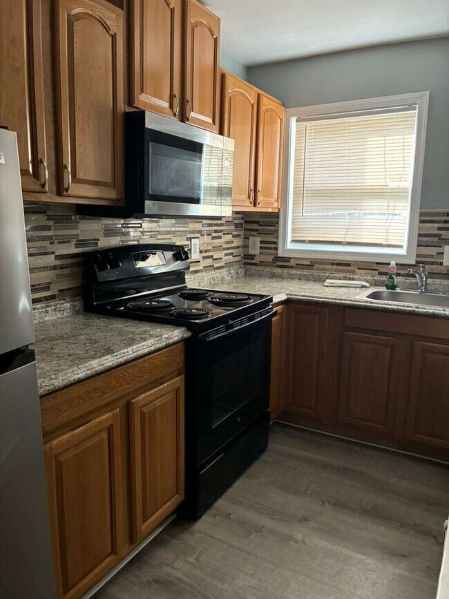 Building Photo - 807 Stoll St