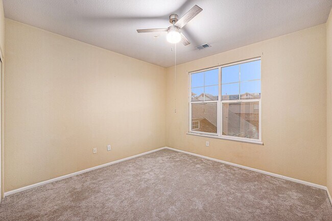 Building Photo - Single room for rent in the heart of Heather Ridge