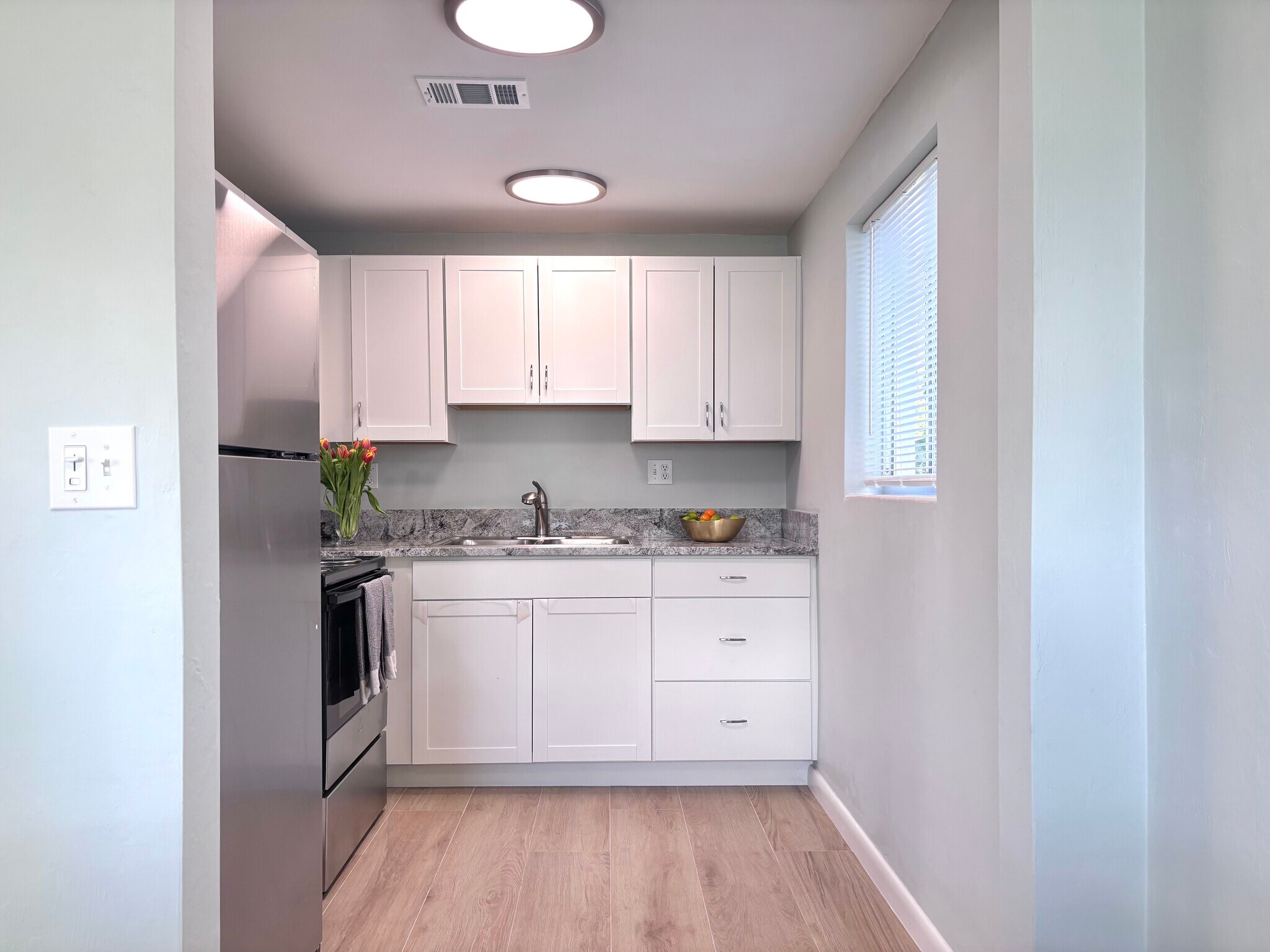 Building Photo - 1950 Lake Osborne Dr