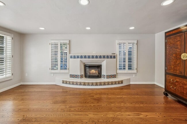 Building Photo - Mediterranean Beauty in Crescent Park – 5B...