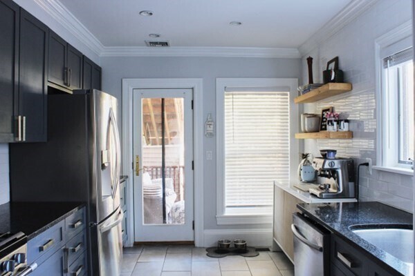 Building Photo - 352 K St