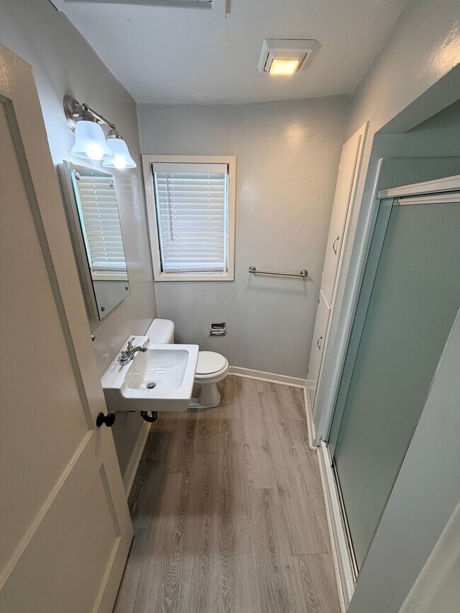 Building Photo - One Bedroom Cottage in the Heart of Salem