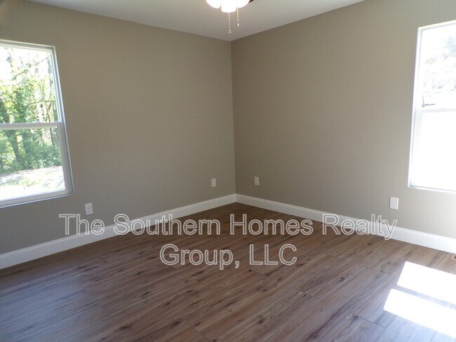 Building Photo - 533 Anton St