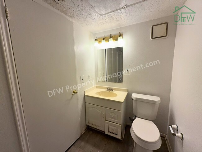 Building Photo - 3 Bed / 2 Bath Townhome - Fenced Yard, Community Pool, Washer & Dryer Included | Irving 75038