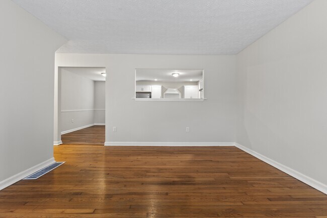 Building Photo - 702 Della Dr