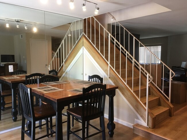 Building Photo - 3 Bedroom Condo - End Unit For Lease