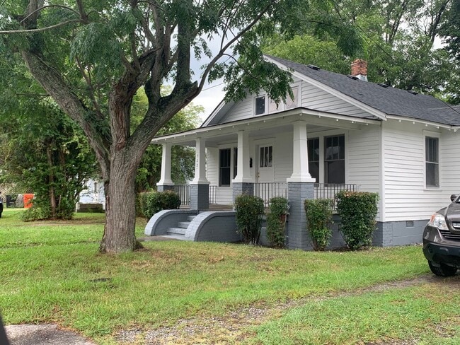 Primary Photo - Quaint home located in City Limits