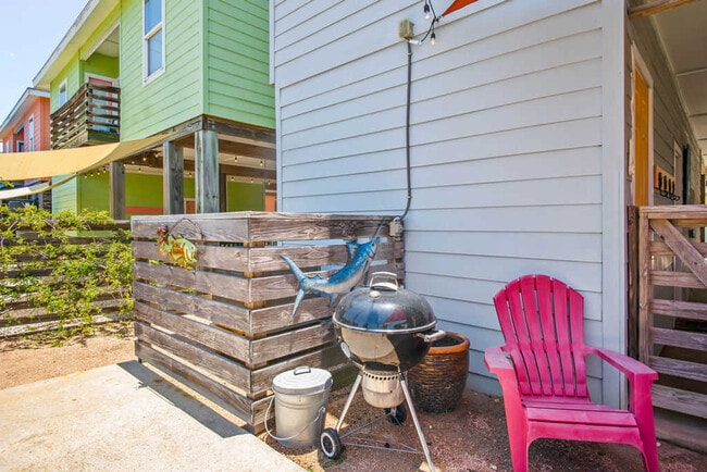 Building Photo - 2727 Eleventh Street-SI ID1023166P