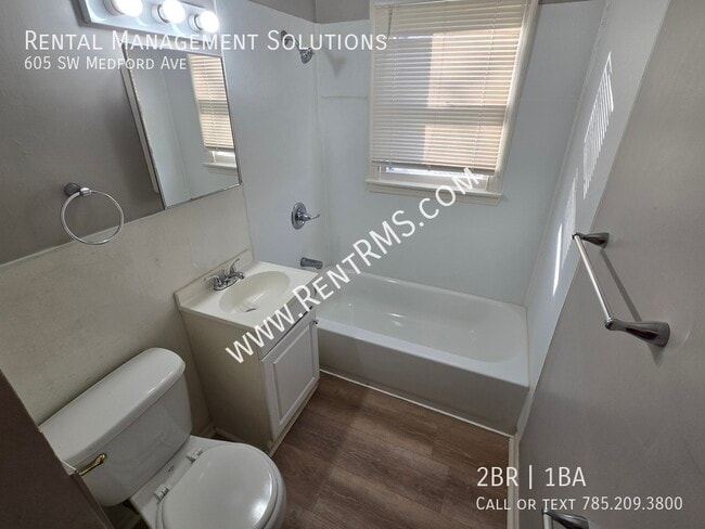 Building Photo - 605 SW Medford Ave