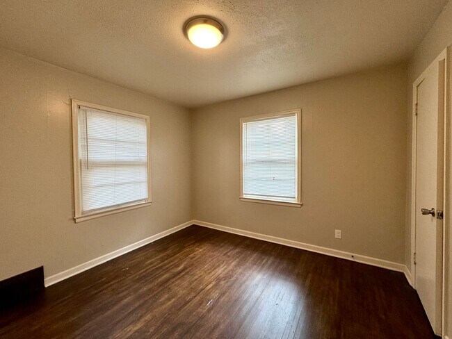 Building Photo - 2 Bedroom 1 Bathroom House