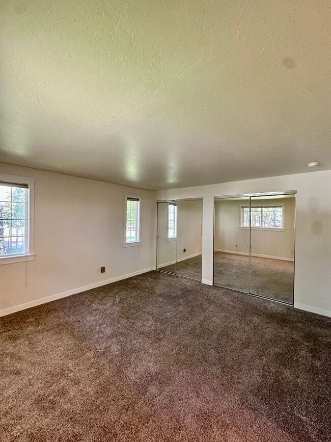 Building Photo - 3 Bed | 2 Bath | 1.17 Acres | Single-Level Home | Mountain Views
