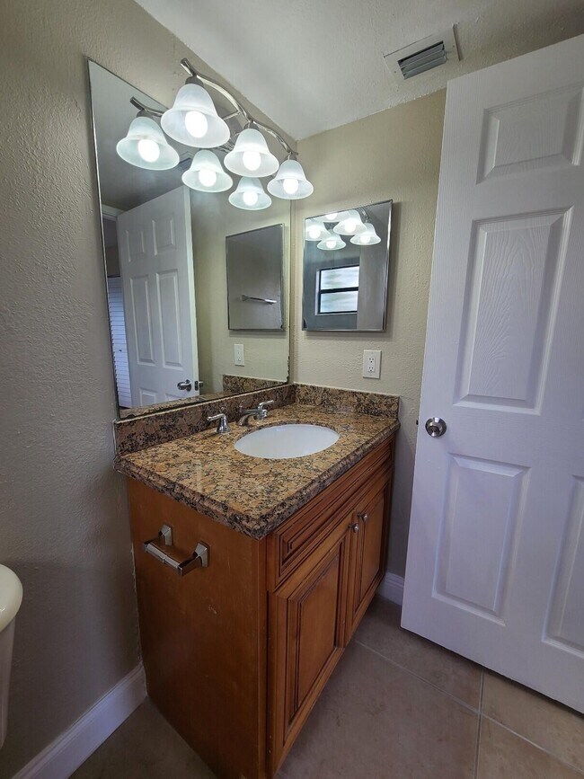 Building Photo - 1520 Lake Crystal Dr