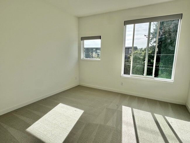 Building Photo - Modern home w/rooftop deck in desired Cher...