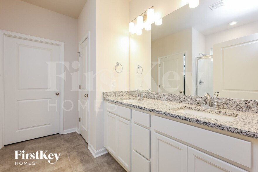 Building Photo - 427 Stonefence Dr