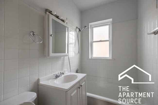 Building Photo - 2004 W Jarvis Ave