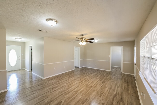 Building Photo - 57 Willowbrook Ln
