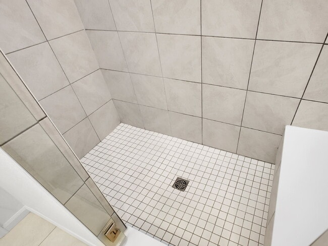 Building Photo - $3,295, 3 bed, 3 bath, located in Erie
