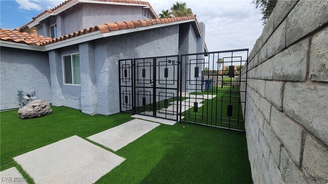 Building Photo - 2600 Sidonia Ave