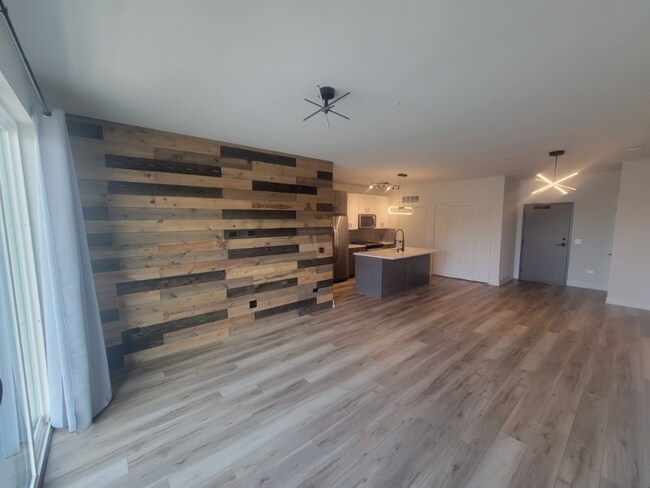 Building Photo - 302 W Liberty Dr