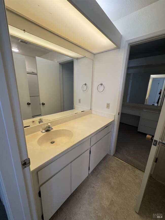 Primary Photo - 33 Lakeview Ct