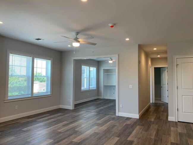 Building Photo - 840 Montauk Hwy