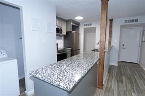 Building Photo - 7021 Greenview Cir N