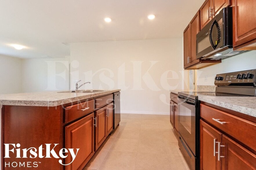 Building Photo - 2718 SW 8th Ct