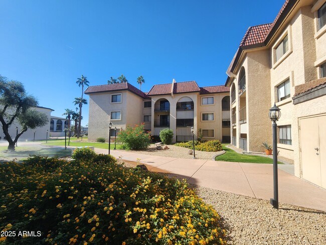 Building Photo - 3033 E Devonshire Ave