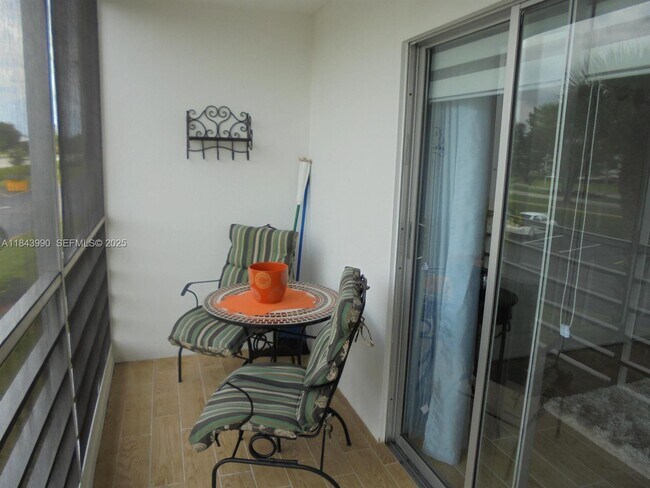 Building Photo - 400 Brighton J