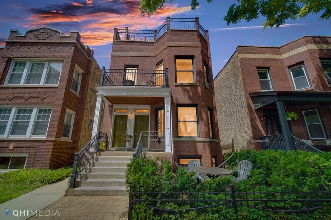 Building Photo - 1246 W Roscoe St