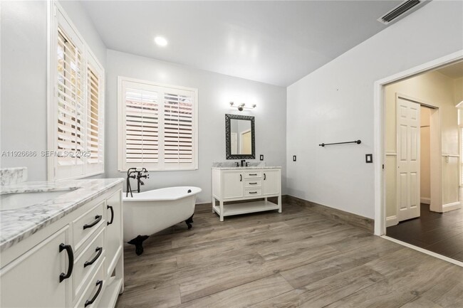 Building Photo - 2893 Oakbrook Dr