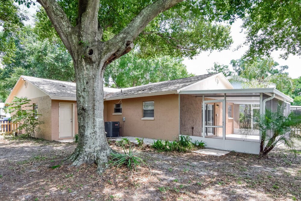 Building Photo - 2451 Glenview Dr