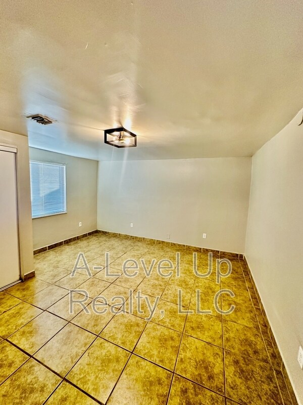 Building Photo - 3909 S 14th Ave