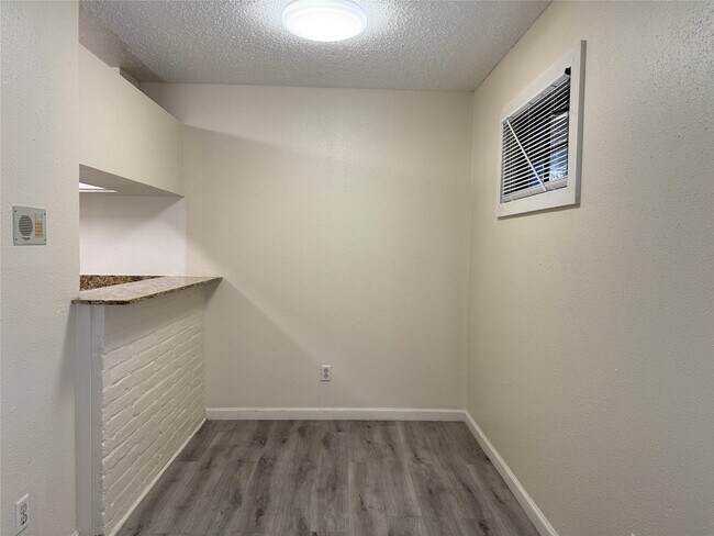 Building Photo - 1801 Cortlandt St