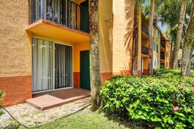 Building Photo - Updated 2 Bed, 2 Bath 1st Floor Condo with Garden Views in Lakes of Jacaranda, Plantation