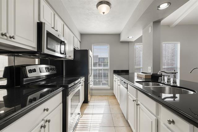 Building Photo - 5928 Sandhurst Ln