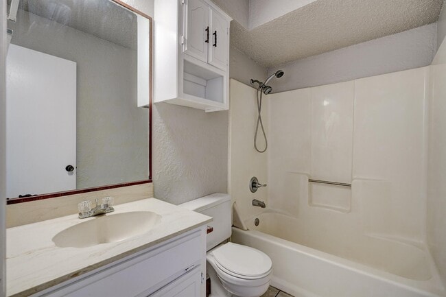 Building Photo - 628 N Robin Way