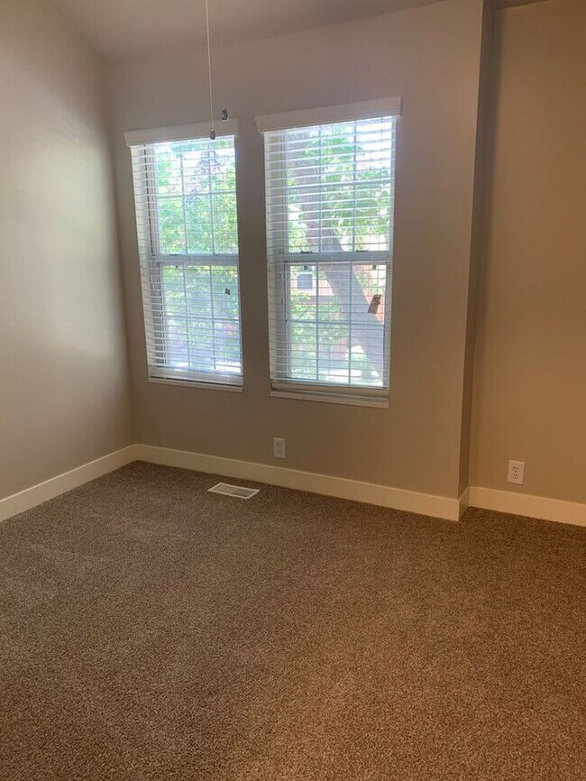 Building Photo - Spacious 2 Bed 1.5 Bath Townhome in Murray...
