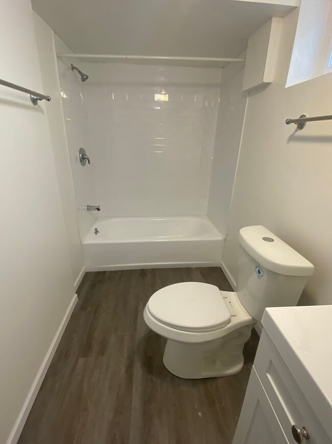 Building Photo - 426 Berteau Ave