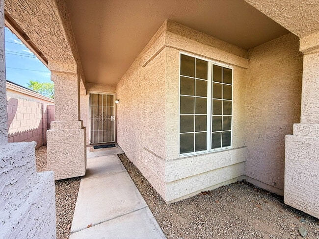 Building Photo - Stylish 1-story 1,301 Sq. Ft. House in Inv...