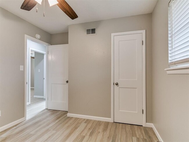 Building Photo - 202 Thompson Dr